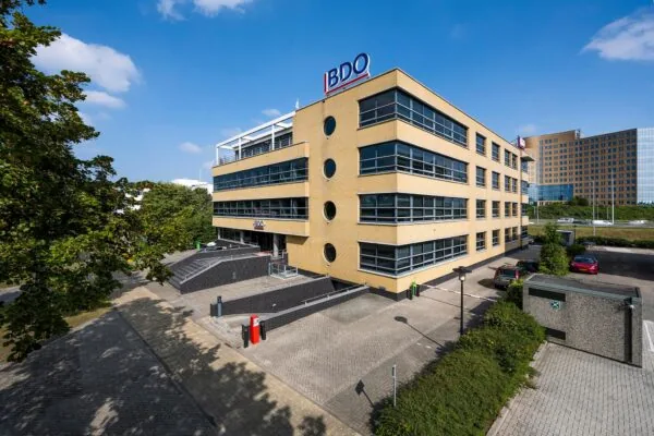 Kantoorgebouw van BDO aan de K.P. van der Mandelelaan in Rotterdam op een zonnige dag.